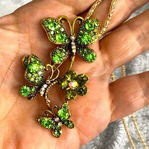 NWT. Betsey Johnson. Gold Tone Green Crystals Flowered Necklace./Brooch.